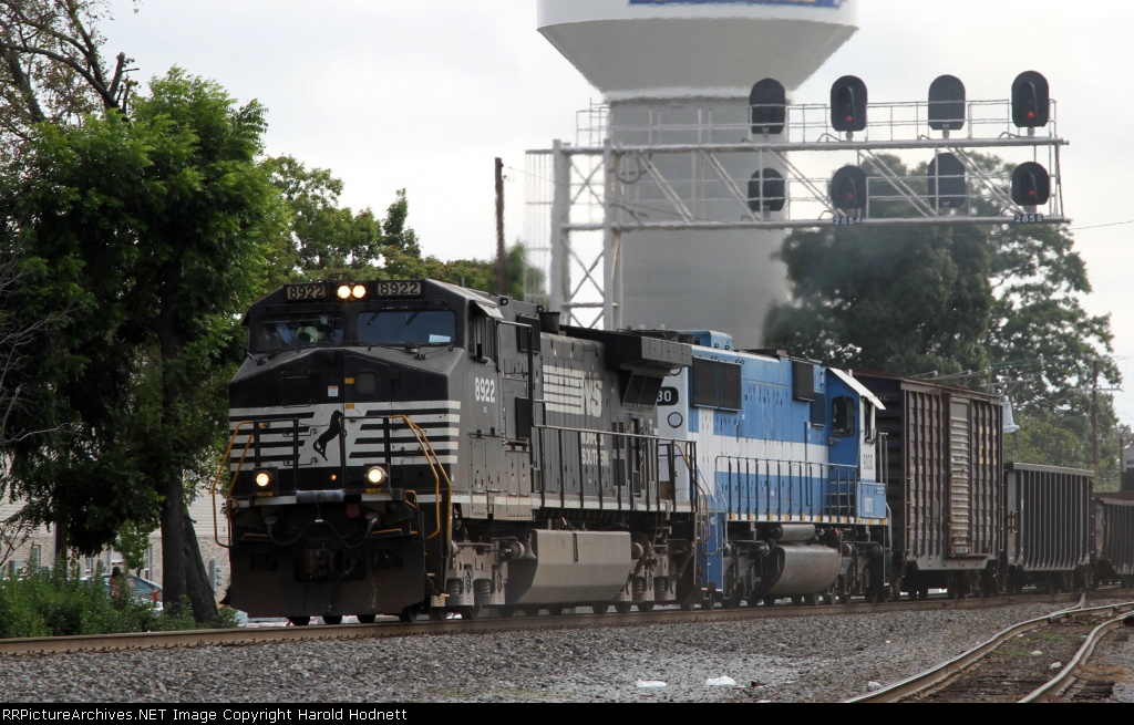 NS 8922 leads train 188 past the signals at Aycock